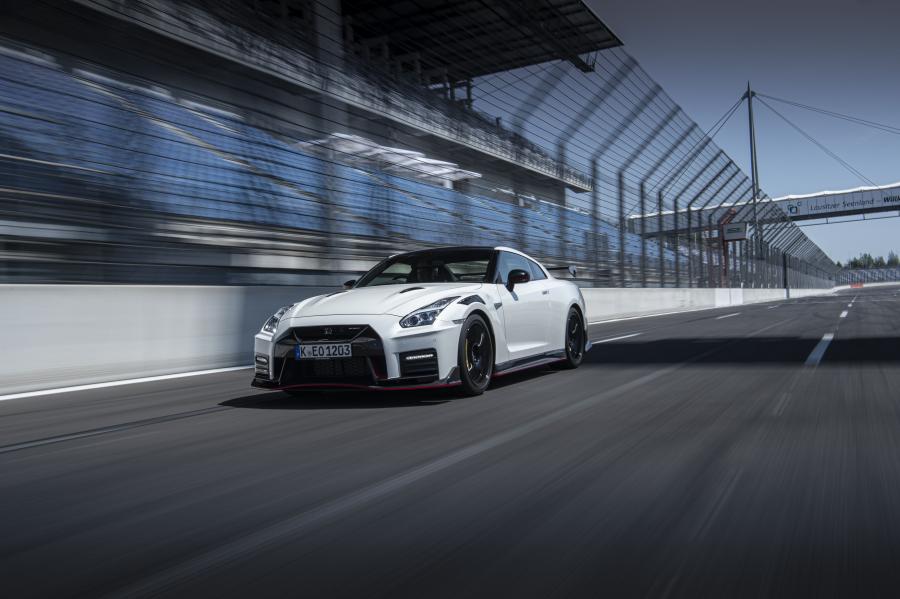  Nissan GT-R Nismo (R35) 2019 года  (UK) (фото 11 из 22)